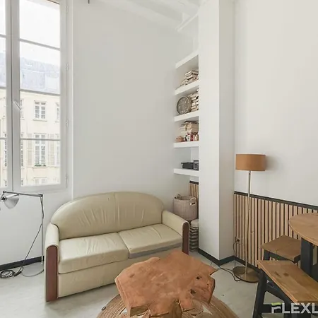 Appartamento Charming In The 4th District Of Parigi